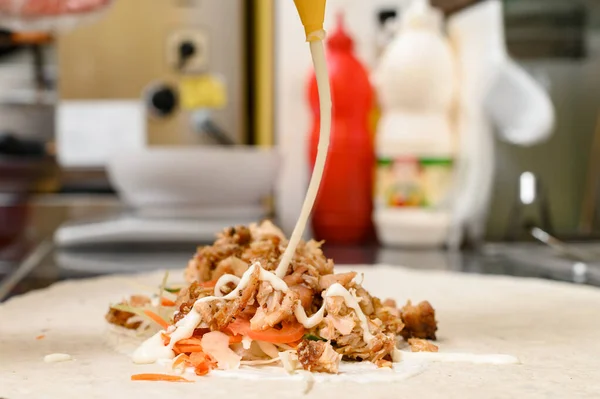 Shawarma Bereiding Een Fastfood Restaurant Groente Vlees Shawarma Kip Shawarma — Stockfoto
