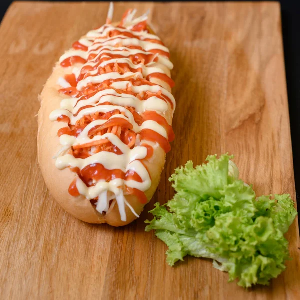 Hot Dog Mit Ketchup Und Mayonnaise Auf Einem Holzbrett Auf — Stockfoto