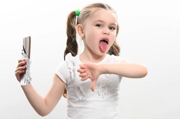 Barn Pekar Finger Ner Choklad Porträtt Liten Flicka Med Chokladkaka — Stockfoto