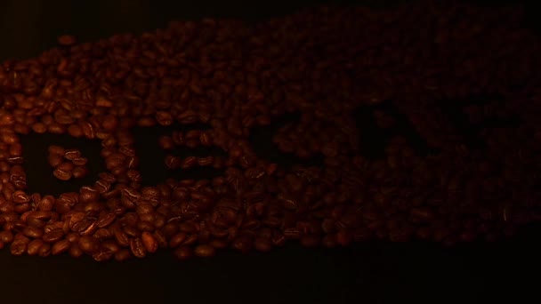 Pörkölt Kávébab Fekete Alapon Meleg Fénnyel Megvilágítva Koffeinmentes Felirat Babon — Stock videók