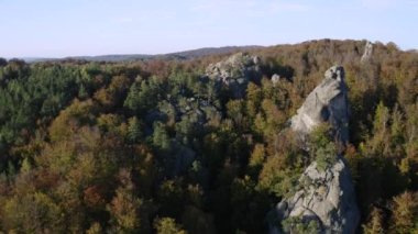 Dovbush kayalarının HD videosu, Kireçtaşı kayalarının üzerinden genel uçuş, Ukrayna 'nın turistik bir yeri, Kayın Ormanı ve Dvbush' un kayalıkları.