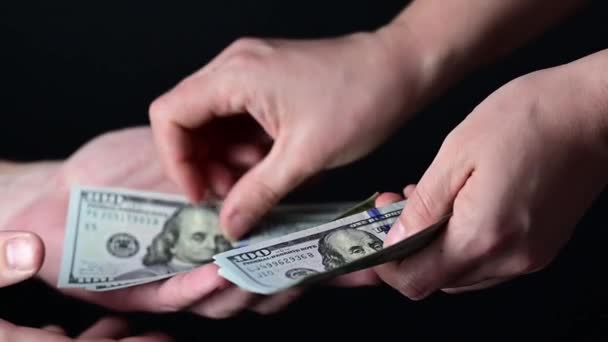 Конвертація Стодоларових Купюр Бізнесмени Рахують Гроші Гроші Чорному Тлі Валюта — стокове відео