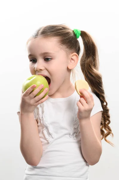 Grüne Apfel Und Kartoffelchips Gesundes Und Ungesundes Essen Für Kinder — Stockfoto