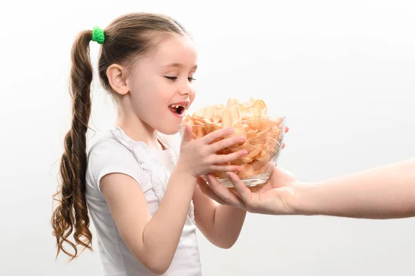 Malá Dívka Dána Velká Mísa Chipsů Občerstvení Sádlem Bílé Pozadí — Stock fotografie