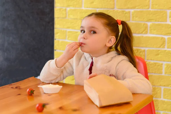Ein Kleines Und Schönes Mädchen Isst Pommes Einem Café Pommes — Stockfoto