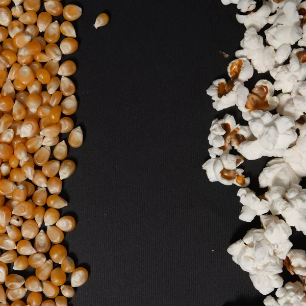 Maiskörner Und Popcorn Zwei Reihen Auf Schwarzem Hintergrund Nahaufnahme Und — Stockfoto