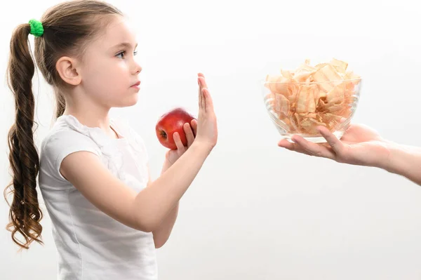 Eine Große Schüssel Chips Und Äpfel Ein Hübsches Kleines Mädchen — Stockfoto