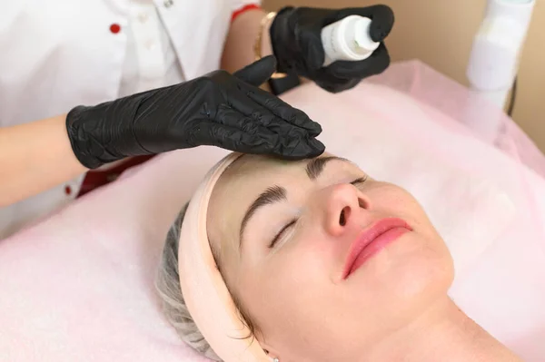 Estetista Applica Una Maschera Verde Viso Ragazze Una Procedura Cosmetologia — Foto Stock