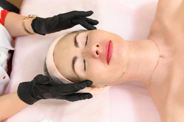 Masaje Facial Salón Spa Cosmetólogo Realiza Procedimiento Relajante Una Cara — Foto de Stock
