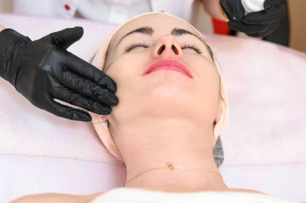 Massagem Facial Salão Spa Cosmetologista Realiza Procedimento Relaxante Rosto Meninas — Fotografia de Stock