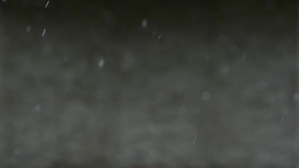冬の自然現象 雪と風が吹いて 村の家の窓からの眺め 雪片のスローモーション スローモーションビデオ 新しい — ストック動画