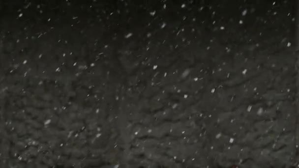 雪花的缓慢运动 村子里的冬天 从窗户上看到的降雪 模糊的移动和倾斜 — 图库视频影像