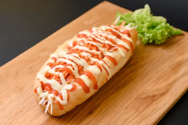 Hot Dog Bedekt Met Ketchup Mayonaise Een Houten Plank Een — Stockfoto
