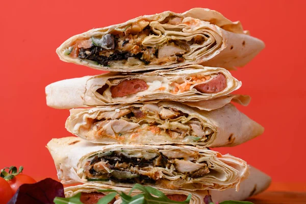 Drie Soorten Gesneden Shawarma Elkaar Gestapeld Rode Achtergrond Fast Food — Stockfoto