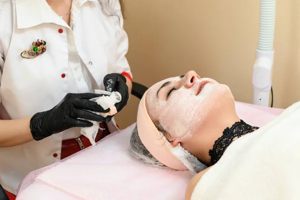 Cosmetologista Remove Gaze Com Creme Rosto Paciente Com Mãos Cosmetologia — Fotografia de Stock