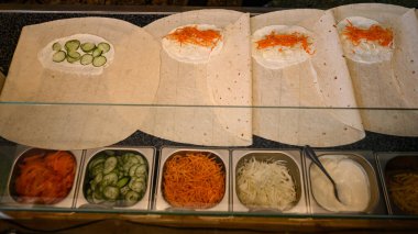 Bir fast food restoranında Shawarma hazırlığı, sebze ve et shawarma, tavuk shawarma.