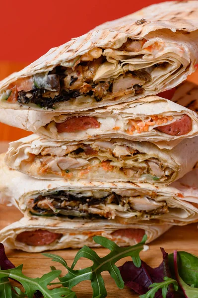Drei Arten Von Aufgeschnittener Shawarma Übereinander Gestapelt Roter Hintergrund Und — Stockfoto