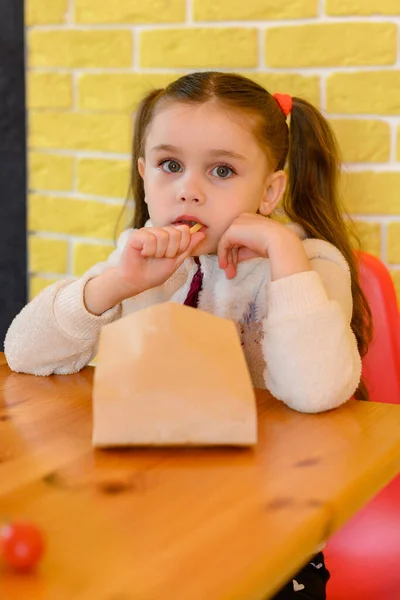 Ein Kleines Und Schönes Mädchen Isst Pommes Einem Café Pommes — Stockfoto
