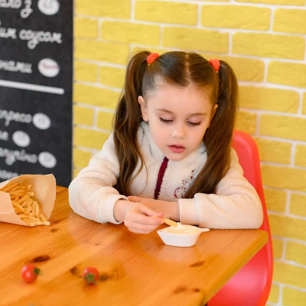 Портрет Милой Девочки Поедающей Картошку Фри Ресторане Быстрого Питания Желтая — стоковое фото