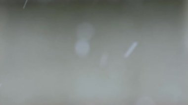 Yavaş hareket eden kar taneleri, köyde kış, pencereden düşen kar manzarası, bulanık hareket ve boh.Yeni