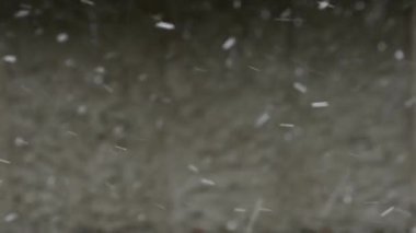 Yavaş hareket eden kar taneleri, köyde kış, pencereden düşen kar manzarası, bulanık hareket ve boh.Yeni