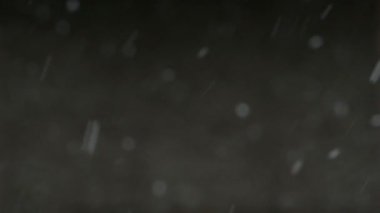 Yavaş hareket eden kar taneleri, köyde kış, pencereden düşen kar manzarası, bulanık hareket ve boh.Yeni