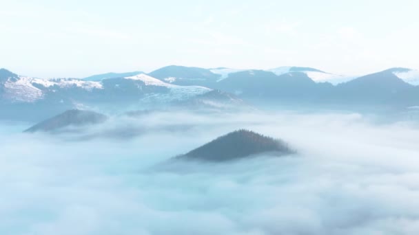 云彩中的山顶 喀尔巴阡山中的黎明 无人驾驶飞机拍摄的全景4K — 图库视频影像
