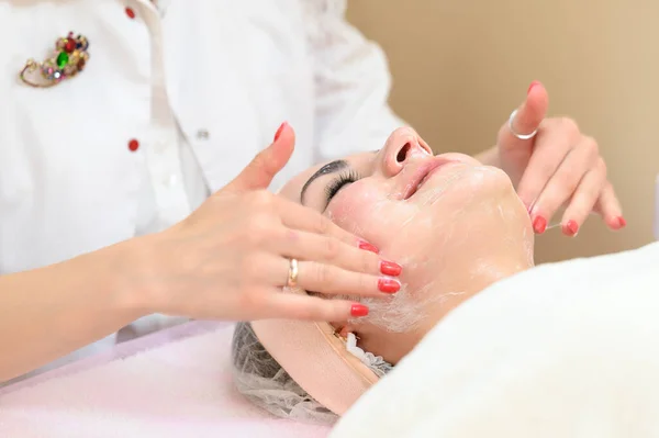 Uma Esteticista Faz Uma Massagem Facial Relaxante Para Uma Menina — Fotografia de Stock