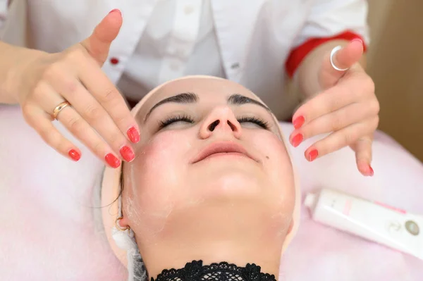 Uma Esteticista Faz Uma Massagem Facial Relaxante Para Uma Menina — Fotografia de Stock