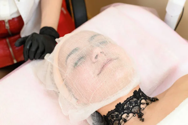 Esteticista Coloca Gaze Rosto Paciente Cuidado Com Pele Seca Sensível — Fotografia de Stock