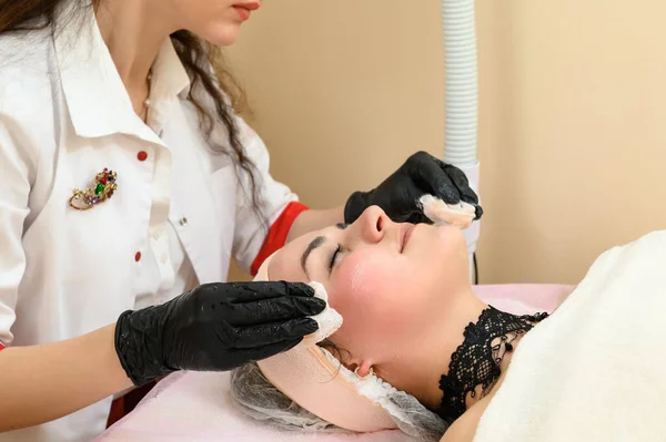 Cosmetologista Usa Guardanapo Para Remover Resíduo Creme Rosto Retrato Cosmetologista — Fotografia de Stock