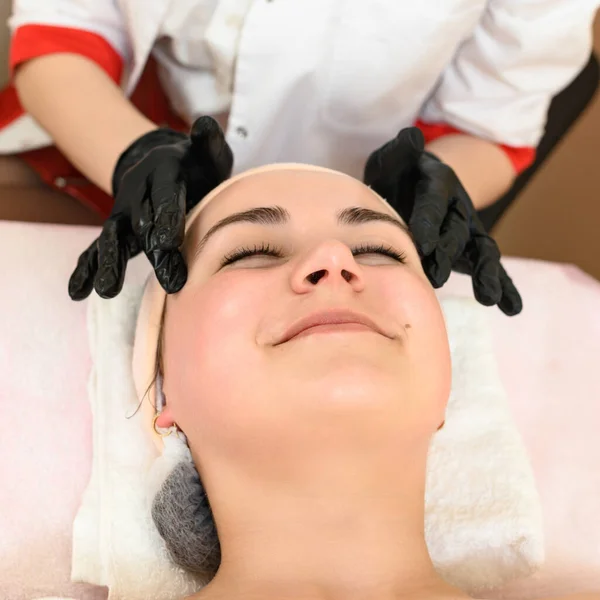 Massagem Facial Relaxante Relaxante Sala Cosmetologia Salão Spa Cosmetologista Uma — Fotografia de Stock