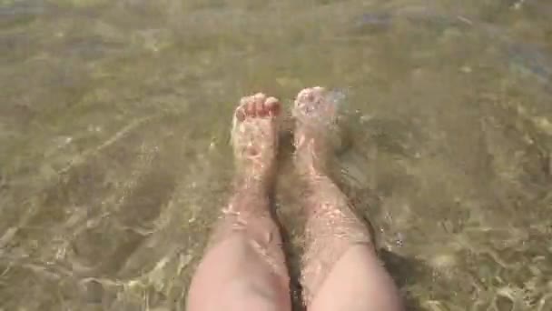 Голые Женские Ноги Берегу Моря Омываются Мелкими Волнами Чистой Морской — стоковое видео