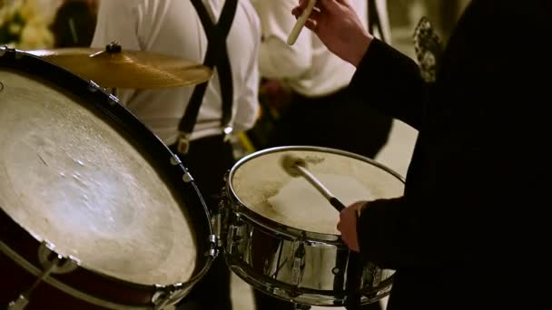 Παίζοντας Ντραμς Κατά Διάρκεια Μιας Γαμήλιας Γιορτής Ένα Κρουστό Μουσικό — Αρχείο Βίντεο