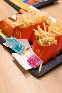 Ivano-Frankivsk, Ukrayna, 7 Haziran 2023: McDonalds 'a gelen hazır ve paketlenmiş Big Mac menüsü..