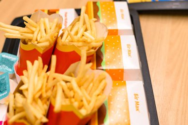 Ivano-Frankivsk, Ukrayna, 7 Haziran 2023: McDonalds 'da hazır büyük bir Mac menüsü, fast food restoranı..