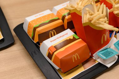 Ivano-Frankivsk, Ukrayna 7 Haziran 2023: hazır ve paketlenmiş Big Mac, fast food restoranı.