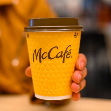 Ivano-Frankivsk, Ukrayna, 7 Haziran 2023. McDonalds 'da bir bardak hazır espresso, fast-food restoranı..