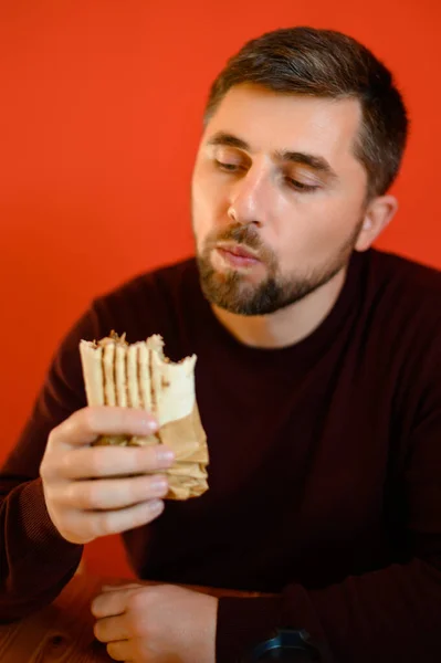 Homem Com Barba Está Sentado Uma Cadeira Comendo Shawarma Lanche — Fotografia de Stock