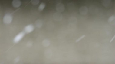 Yavaş hareket eden kar taneleri, köyde kış, pencereden düşen kar manzarası, bulanık hareket ve boh.Yeni