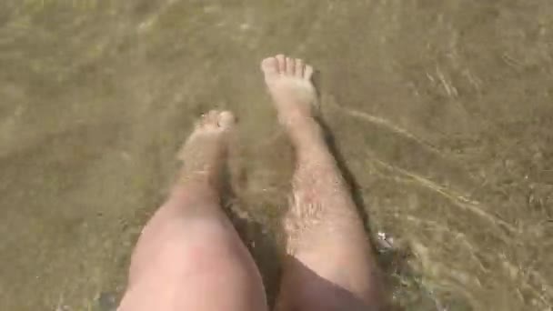 Голые Женские Ноги Берегу Моря Омываются Мелкими Волнами Чистой Морской — стоковое видео