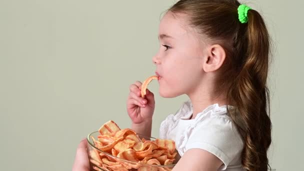 Une Fille Prend Des Chips Snacks Avec Saindoux Dans Bol — Video