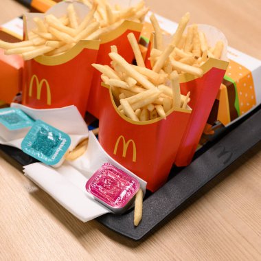 Ivano-Frankivsk, Ukrayna, 7 Haziran 2023: McDonalds 'a gelen hazır ve paketlenmiş Big Mac menüsü..