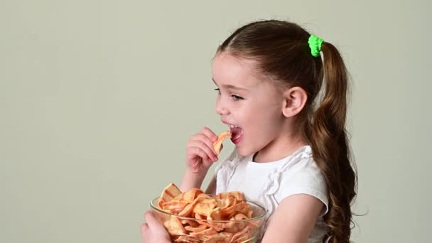 Flicka Tar Chips Snacks Med Ister Från Skål Och Äter — Stockvideo