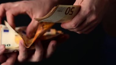 Elle para saymak, elden ele avroya para transferi, ekonomik ve muhasebe hesapları, karanlık arka plan,