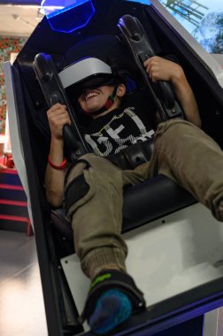 Sanal bir reaksiyon, sanal gerçeklik gözlüğü ve çocuk eğlencesi olan bir çocukta mutlu tepkiler.