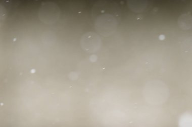 Hafif bir zemin üzerinde Bokeh beyaz kar. Düşen kar taneleri, post prodüksiyon için izole edilmiş ve grafik düzenleyici ile örtülmüş.