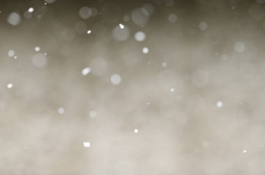Hafif bir zemin üzerinde Bokeh beyaz kar. Düşen kar taneleri, post prodüksiyon için izole edilmiş ve grafik düzenleyici ile örtülmüş.