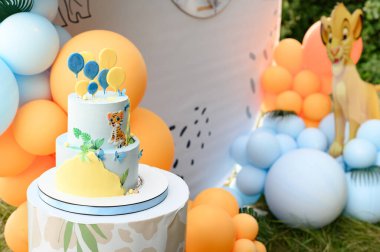 Oğlanın doğum günü partisi süsü ve pastası, aslan kral çizgi film stili süslemeleri..