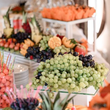Meyve tabağı, taze meyve şeklinde vitaminler, çeşitli meyveler..